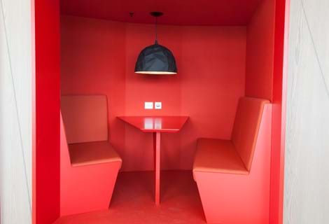 Power office_08, opklæbning af filt på væg